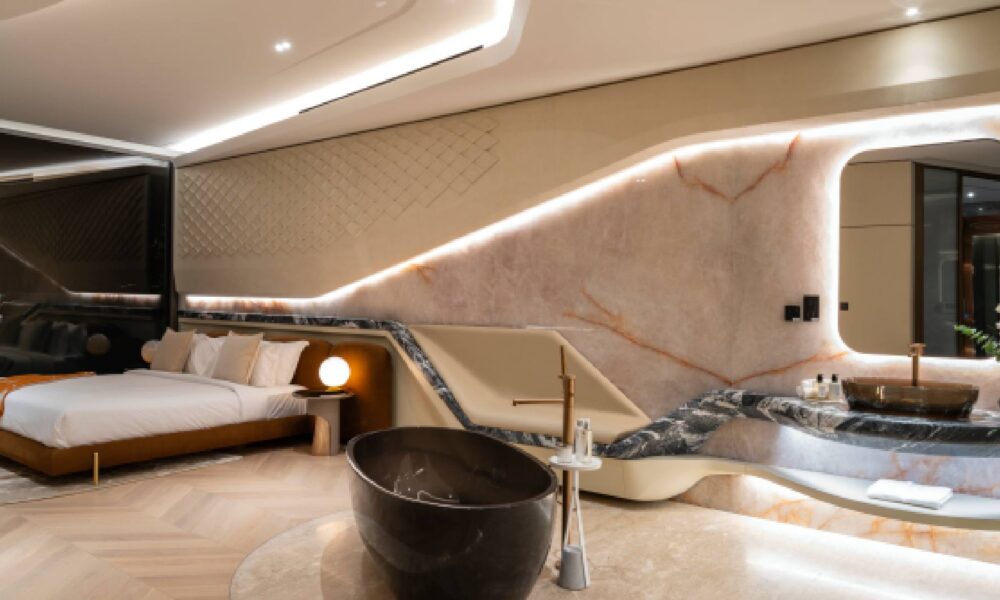 An architectural exterior shot of the Curve DiLusso villa by Alpago Group on Palm Jumeirah, featuring Pininfarina-conceived sculpted curves, floor-to-ceiling windows, and a luxury infinity pool overlooking the Dubai skyline