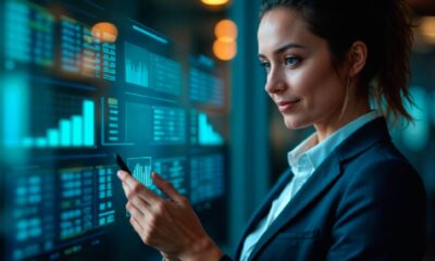 businesswomen analyazing something