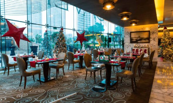 A beautifully presented Festive Roasted Turkey Takeaway from VOCO BONNINGTON Dubai, complete with roast potatoes, seasonal vegetables, and classic gravy in a ready-to-serve setting