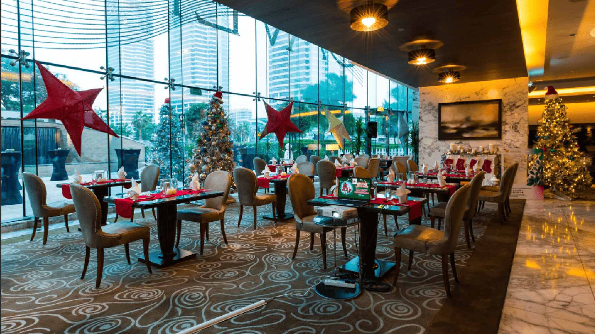 A beautifully presented Festive Roasted Turkey Takeaway from VOCO BONNINGTON Dubai, complete with roast potatoes, seasonal vegetables, and classic gravy in a ready-to-serve setting